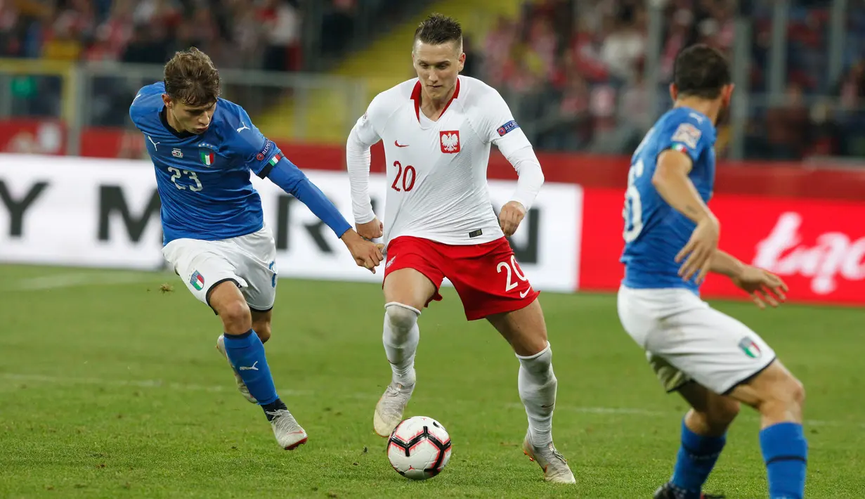 Pemain Polandia, Piotr Zielinski berusaha melewawti pemain Italia, Nicolo Barella selama pertandingan UEFA Nations League Grup 3 di Silesian Stadium, Polandia (14/10). Italia menang 1-0 atas Polandia. (AP Photo/Czarek Sokolowski)