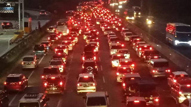 Arus balik kendaraan pemudik mengarah ke Jakarta, sejak Senin (10/6/2019) pagi hingga malam ini, masih memadati Jalan Tol Jakarta-Cikampek. (Liputan6.com/Abramena)
