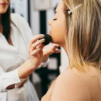 Makeup bold yang tegas dan elegan akan semakin memberikan karakter pada wajah kita. [Dok/Pexels.com/Group4 Studio].
