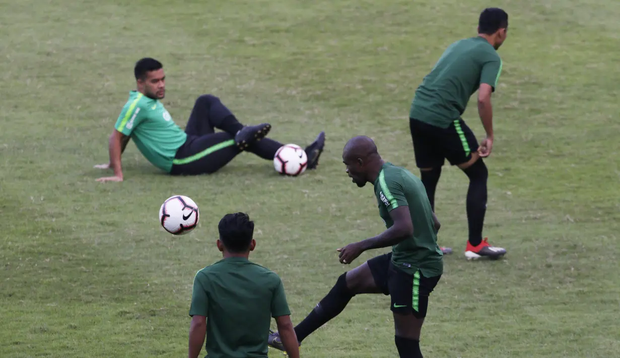 Pemain Timnas Indonesia, Greg Nwokolo, mengontrol bola saat latihan di Stadion Madya Senayan, Jakarta, Jumat (8/3). Latihan ini merupakan persiapan jelang laga persahabatan melawan Myanmar. (Bola.com/Vitalis Yogi Trisna)