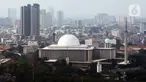 Suasana Masjid Istiqlal dan gedung bertingkat dengan latar polusi di Jakarta, Selasa (22/8/2023). Badan Riset dan Inovasi Nasional (BRIN) mulai melakukan operasi Teknologi Modifikasi Cuaca (TMC) untuk mengurangi polusi udara di wilayah Jakarta-Bogor-Depok-Tangerang-Bekasi (Jabodetabek). (Liputan6.com/Johan Tallo)