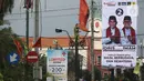 Alat peraga kampanye (APK) terlihat terpasang di kawasan Depok, Jawa Barat dan Ciputat, Tangerang Selatan, Minggu (18/10/2020). KPU Kota Tangsel dan Depok membagikan sejumlah alat peraga kampanye kepada pasangan calon Pilkada 2020 serentak. (Liputan6.com/Johan Tallo)
