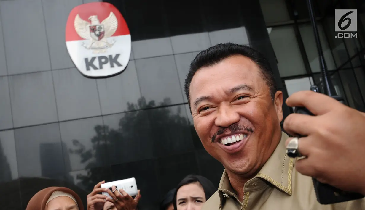 Rudi Alfonso usai menjalani pemeriksaan di gedung KPK, Jakarta, Rabu (1/11). Rudi Alfonso diperiksa sebagai saksi tersangka Markus Nari terkait kasus merintangi penyidikan, dan keterangan palsu pada sidang kasus e-KTP. (Liputan6.com/Helmi Fithriansyah)