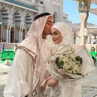 Putri Zulhas dan Zumi Zola resmi menikah di Arab Saudi. [@milkanisa]