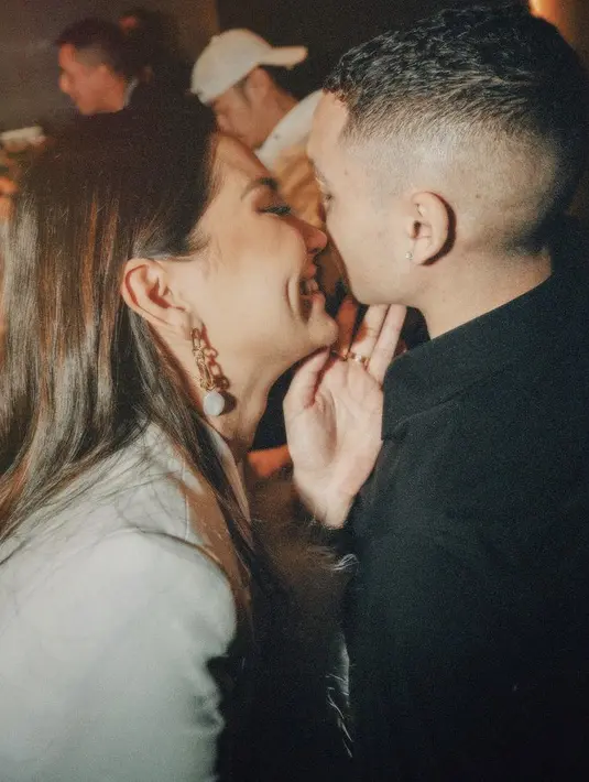 Rambut panjangnya dibiarkan terurai, sambil berfoto bersama kekasih barunya. credit:  (@alyssadaguise)