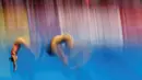 Atlet Rusia, Nadezhda Bazhina and Nikita Schleikher beraksi di nomor final papan 3m campuran loncat indah Kejuaraan Eropa Akuatik 2016 di London, Inggris, (11/5/2016). (Reuters/Andrew Boyers)