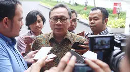 Ketua MPR Zulkifli Hasan memberikan keterangan usai menemui Presiden Jokowi di Istana Merdeka, Jakarta, Selasa (18/7). Pertemuan berlangsung tertutup sebelum Jokowi memimpin rapat terbatas soal pengelolaan transportasi online. (Liputan6.com/Angga Yuniar)