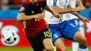 Gelandang Belgia, Eden Hazard (kiri) berusaha mengejar bola dari kawalan bek Italia, Andrea Barzagli pada pertandingan grup E Piala Eropa di Stade de Lyon, Prancis, (14/6). Italia menang atas Belgia dengan skor 2-0. (REUTERS/Jason Cairnduff)