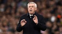 Pelatih Real Madrid, Carlo Ancelotti memberi instruksi saat pertandingan leg pertama semifinal Copa del Rey antara Real Madrid dan Barcelona di Santiago Bernabeu, Madrid pada 2 Maret 2023. Sepanjang kariernya, Ancelotti telah menghabiskan 1,44 miliar euro. Gareth Bale menjadi pembelian termahalnya setelah ditebus seharga 101 juta euro dari Tottenham. Meski begitu, pelatih asal Italia tersebut selalu berhasil mempersembahkan banyak trofi. (AFP/Oscar Del Pozo)