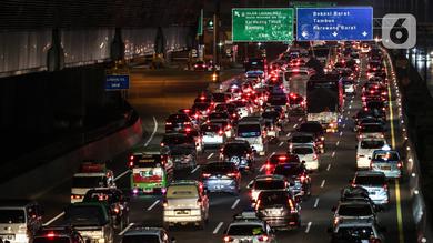<p>Antrean kendaraan pemudik di Jalan Tol arah Bekasi, Tambun, Kerawang, Jawa Barat, Jumat (28/4/2022) Malam. Pada H-2 diprediksi sebagai puncak arus mudik Lebaran 2022, arus lalu lintas menuju  ke Jawa terpantau padat. (Liputan6.com/Johan Tallo)</p>