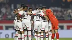 Para pemain Sao Paulo FC berdoa dengan mengenakan jersey sebagai penghormatan kepada mendiang pemain sepak bola Nacional Uruguay, Juan Manuel Izquierdo, sebelum laga Copa do Brasil menghadapi Atletico Mineiro di Sao Paulo, Brasil, pada 28 Agustus 2024. (Miguel SCHINCARIOL / AFP)