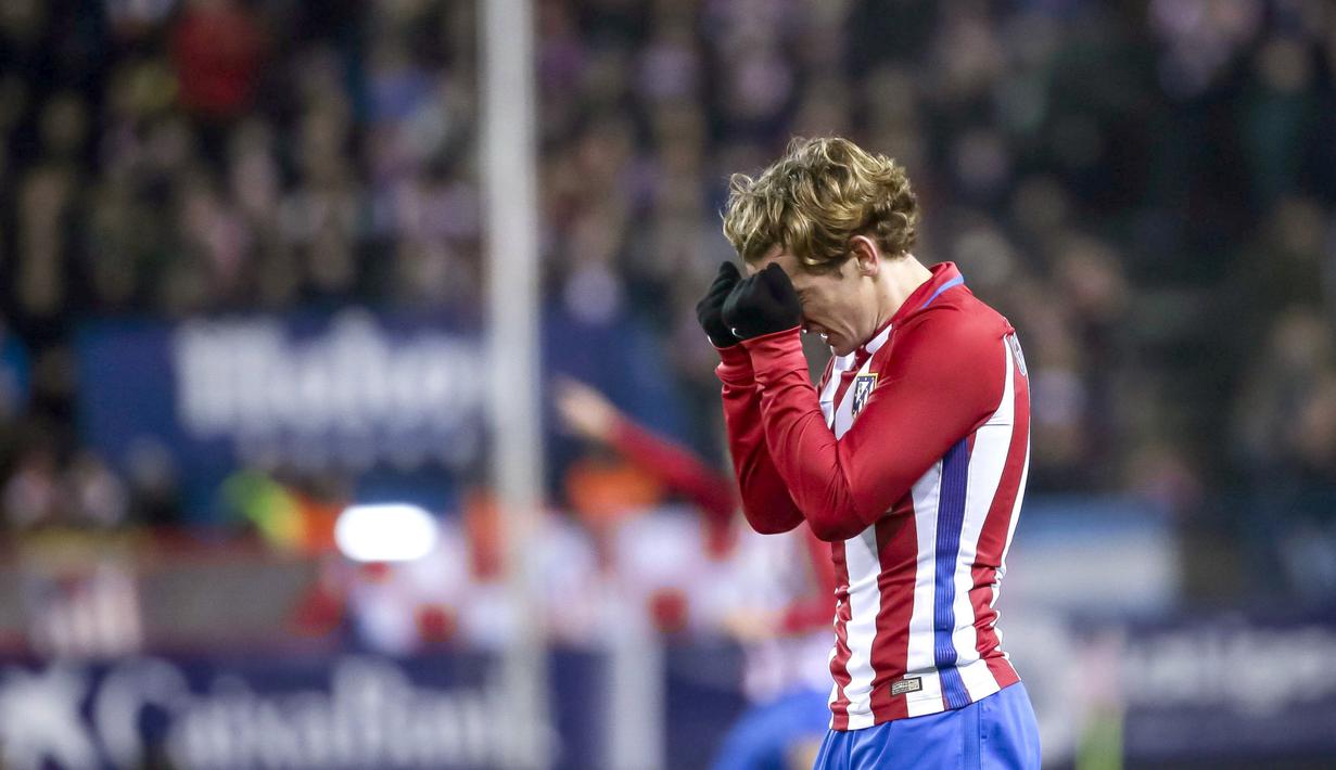 Kekecewaan pemain andalan Atletico Madrid, Antoine Griezmann saat gagal mencetak gol ke gawang Barcelona pada leg pertama semifinal Copa Del Rey di Vicente Calderon stadium, Madrid, Selasa (01/2/20170.  (EPA/Emilio Naranjo)