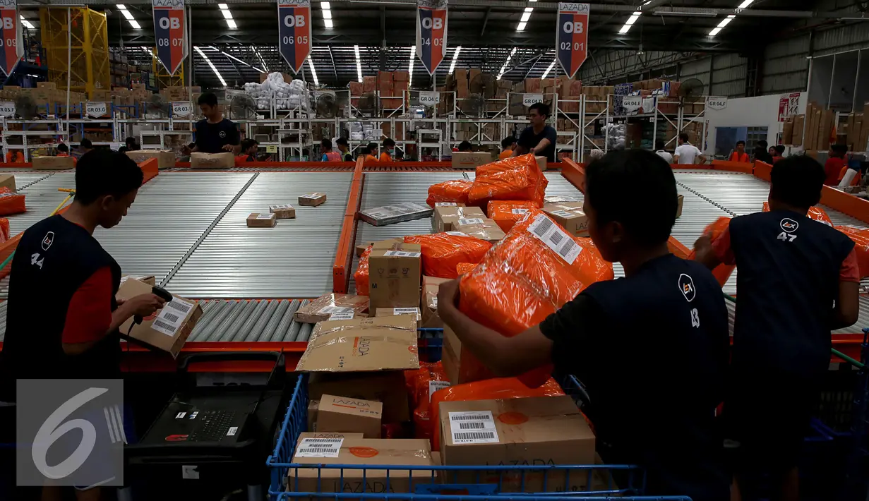  Pekerja melakukan pengemasan dan pengecekan barang di gudang milik Lazada Online Shop, Jakarta, Jumat (9/12). Indonesia menempati urutan pertama, negara dengan pertumbuhan pasar internet terbesar di dunia. (Liputan6.com/Johan Tallo)