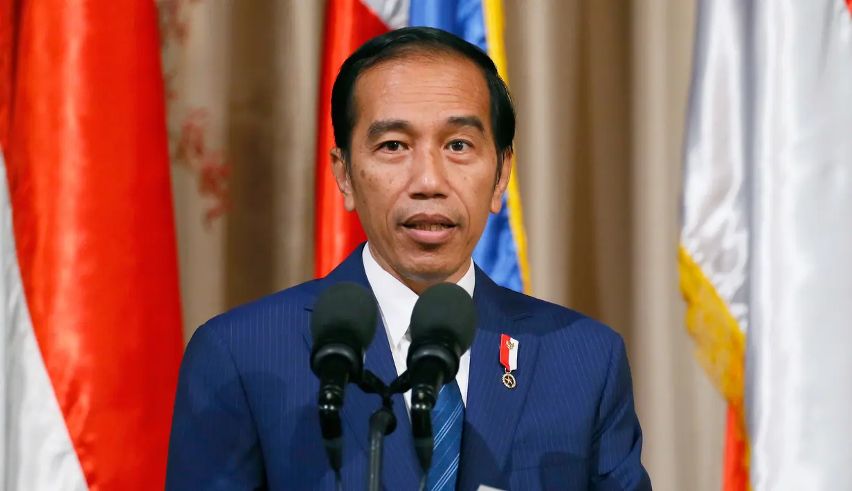 Presiden Joko Widodo (Jokowi) memberikan keterangan pers usai menggelar pertemuan bilateral di Istana Malacanang di Manila, Filipina, Jumat (28/4). (AP Photo / Bullit Marquez)