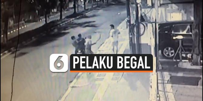VIDEO: Detik-Detik Aksi Begal HP di Bogor Terekam CCTV