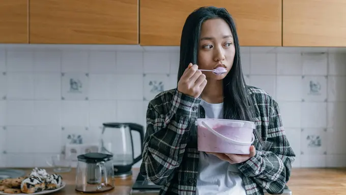 Makan karena Lapar atau Hanya Emotional Eating? Ini Cara Membedakannya