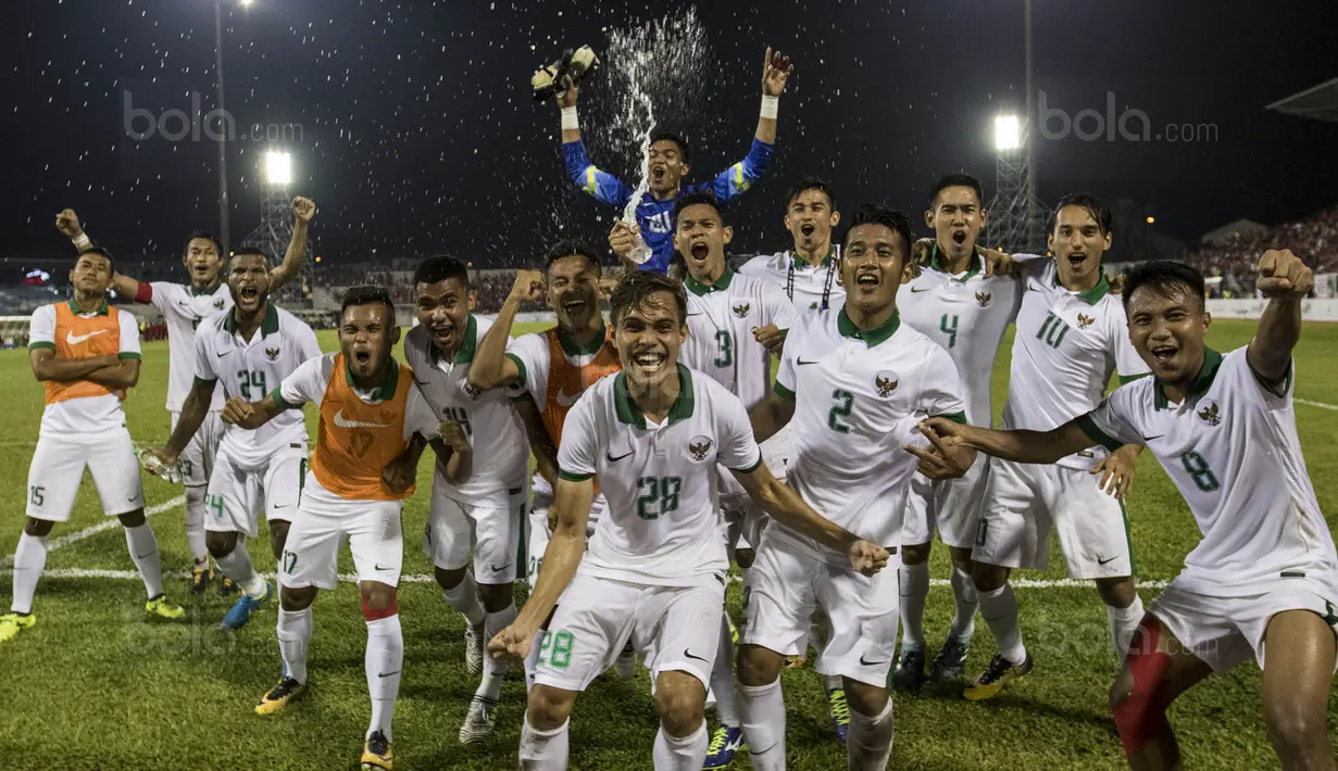 4. Para pemain Indonesia melakukan selebrasi usai berhasil menahan imbang Vietnam karena hasil ini membuat peluang ke semifinal tetap terjaga. (Bola.com/Vitalis Yogi Trisna)