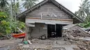 Sebuah rumah warga hancur pasca gelombang Tsunami Selat Sunda di Dusun Tiga Regahan Lada, Pulau Sebesi, Lampung Selatan, Minggu (30/12). Sebagian warga mengungsi ke Kalianda. (Liputan6.com/Herman Zakharia)