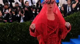 Katy Perry berpose saat menghadiri Met Gala 2017 di Metropolitan Museum of Art, New York (2/5). Metropolitan Museum of Art's Costume Institute Benefit, atau lebih dikenal dengan Met Gala digelar lagi pada 1 Mei 2017. (Photo by Charles Sykes/Invision/AP)