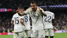 Real Madrid menjadi satu-satunya tim di La Liga yang masih menjaga poin sempurna hingga pekan kelima Liga Spanyol 2023/2024. Tiga poin teranyar diraih Los Blancos saat menaklukkan tamunya Real Sociedad dengan skor 2-1 di Santiago bernabeu Stadium, Madrid, Senin (18/9/2023) dini hari WIB. Sempat ketinggalan lewat gol Ander Barrenetxea saat laga baru berjalan lima menit, Real Madrid berhasil comeback dengan mencetak dua gol melalui Federico Valverde pada menit ke-46 dan Joselu pada menit ke-60. Dengan hasil ini Real Madrid yang mengoleksi poin sempurna 15 dari 5 laga kembali merebut puncak klasemen yang sempat diduduki Barcelona yang mengoleksi 13 poin. (AFP/Pierre-Philippe Marcou)