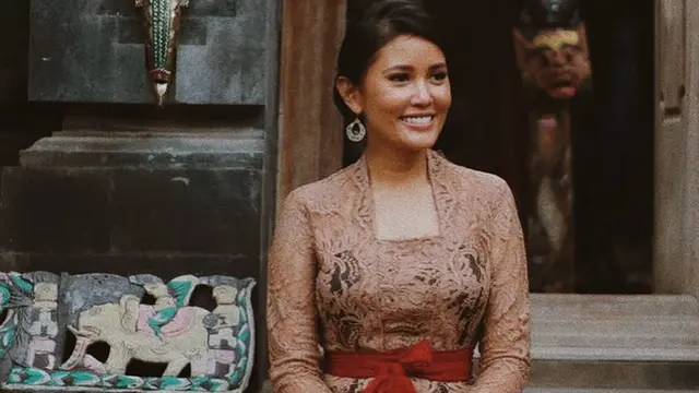 FOTO: Pesona Titi Rajo Bintang Saat Pakai Baju Etnik, Memesona