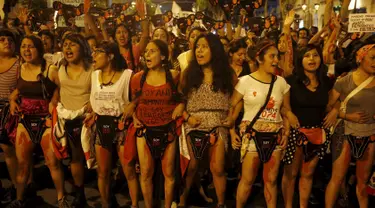 Sejumlah wanita melakukan aksi protes di pusat kota Lima , Peru , 15 Maret 2016. Mereka memprotes calon presiden Keiko Fujimori untuk ikut pemilu presiden Peru. (REUTERS / Guadalupe Pardo)