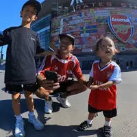 Jennifer Bachdim beserta suami, Irfan Bachdim memboyong anak-anaknya menikmati liburan di Inggris. Beberapa tempat dikunjungi oleh pasangan yang telah memiliki empat orang anak ini. Diantaranya mengunjungi Emirates Stadium yang diketahui adalah stadion milik klub Arsenal. [Instagram/ibachdim]