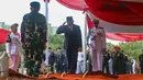 Sebelum dimakamkan, jenazah sempat disemayamkan di Gedung Kementerian Pertahanan (Kemhan) untuk mendapatkan penghormatan terakhir dari jajaran staf dan pejabat kementerian. Tampak dalam foto, Menteri Pertahanan Republik Indonesia, Sjafrie Sjamsoeddin saat prosesi pemakaman mantan Menteri Pertahanan, Juwono Sudarsono, di Taman Makam Pahlawan Nasional (TMPN), Kalibata, Jakarta, Minggu (29/3/2026). (merdeka.com/Arie Basuki)
