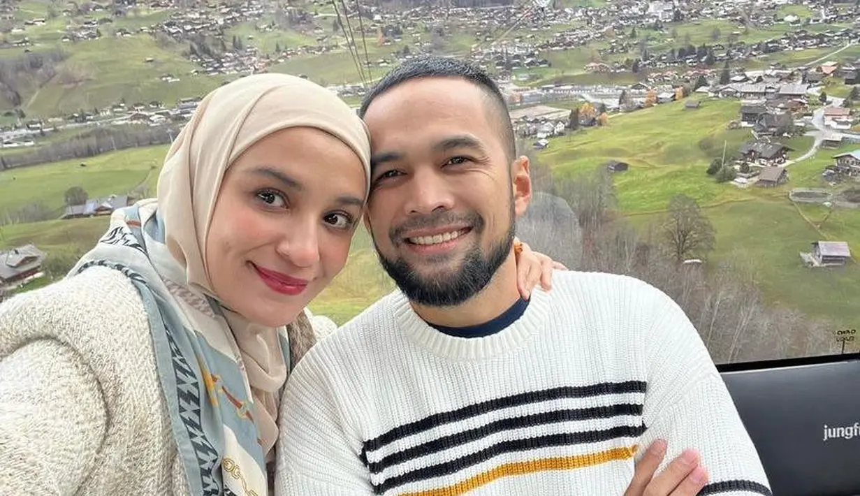 Padukan tweed blazer dengan scarf warna senada, gaya Shireen Sungkar ini menarik untuk dijadikan inspirasi. @shireensungkar.