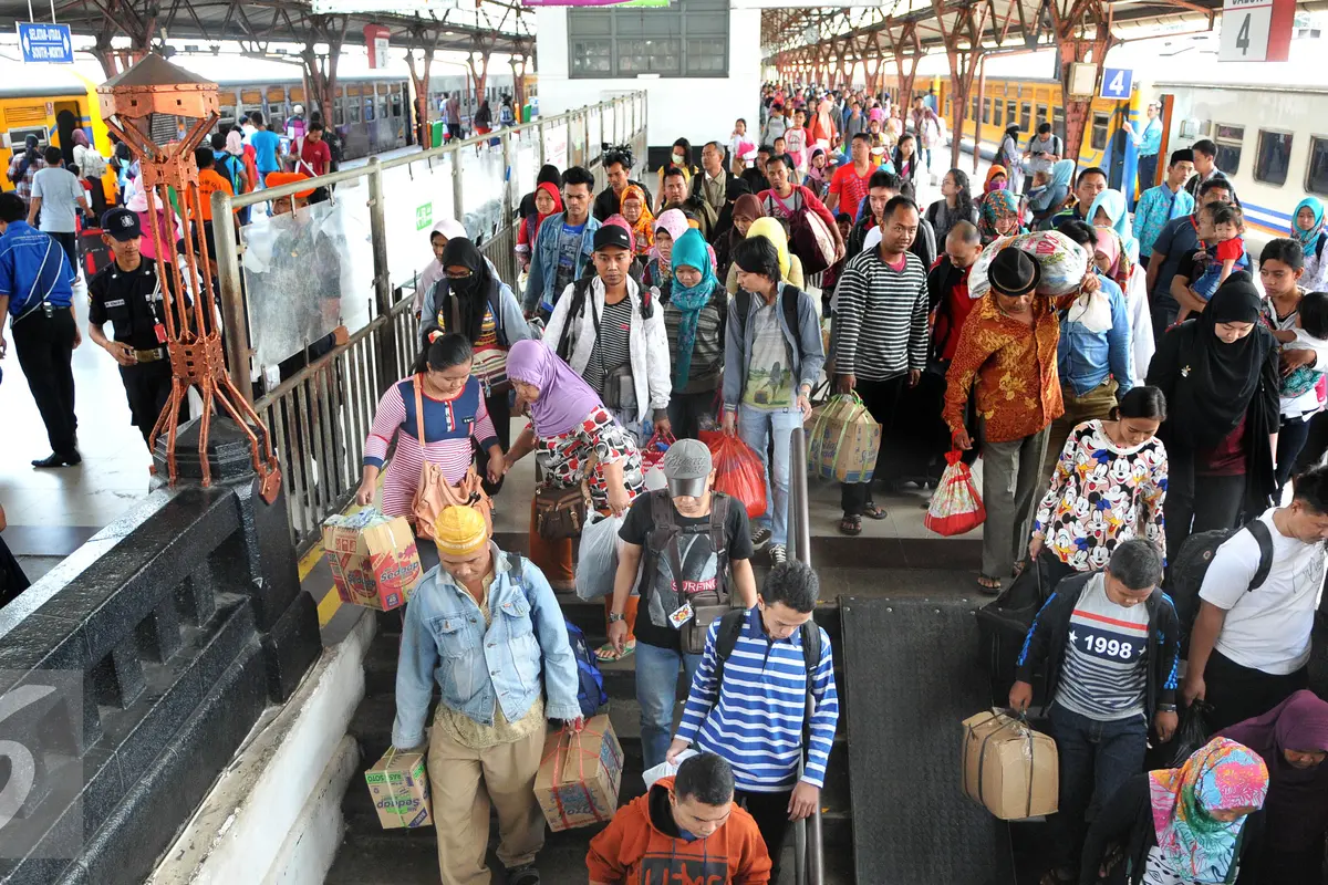 20150720-Arus-Mudik-Lebaran-Jakarta-Stasiun-Senen1