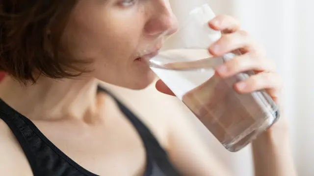 Ilustrasi minum air putih