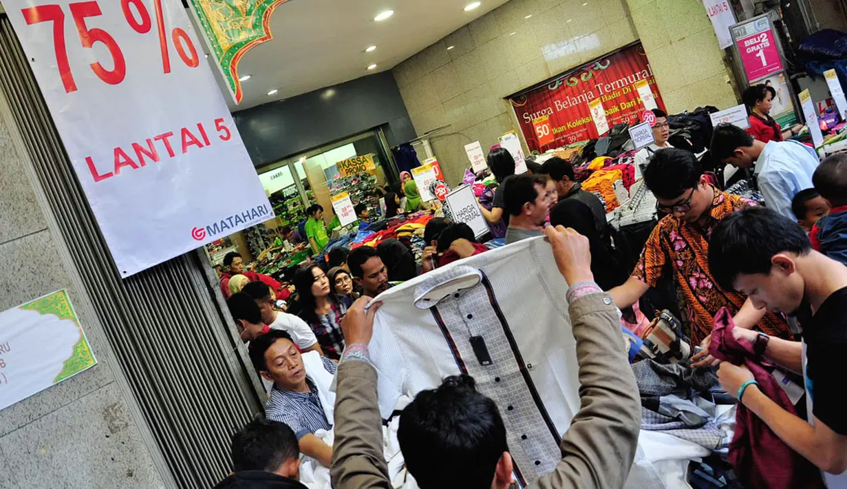 Sejumlah calon pembeli memadati salah satu toko yang ada di kawasan Pasar Baru, Jakarta, yang memberikan potongan harga hingga 75 persen, (25/7/2014). (Liputan6.com/Faizal Fanani)