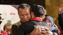 <p>Veddriq Leonardo disambut dengan pelukan hangat oleh sang bapak usai tiba di Bandara Internasional Soekarno-Hatta, Tangerang, Selasa (13/8/2024). (Abdul Aziz/Bola.com).</p>