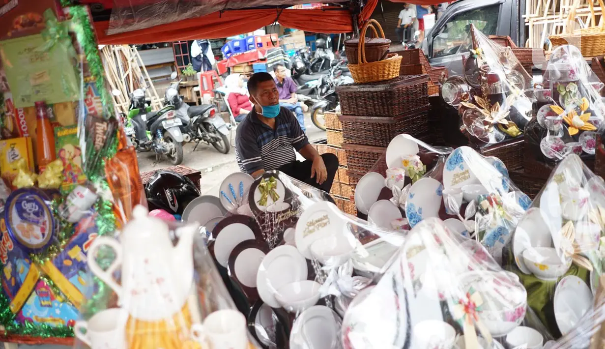 Pedagang menunggu pembeli di salah satu pusat penjualan parsel di kawasan Cikini, Jakarta, Rabu (13/5/2020). Selama bulan Ramadan, para pedagang mengaku omzet penjualan parsel turun hingga 90 persen dibandingkan tahun lalu akibat adanya pandemi virus corona COVID-19. (Liputan6.com/Immanuel Antonius)