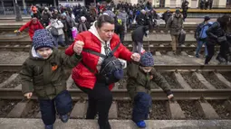 Orang-orang, kebanyakan wanita dan anak-anak, mencoba naik kereta menuju Lviv di Stasiun Kereta Api Kiev, Ukraina, 4 Maret 2022. Perang Rusia terhadap Ukraina saat ini memasuki hari kesembilan. (AP Photo/Andriy Dubchak)
