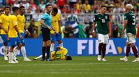 Penyerang timnas Brasil, Neymar mengerang kesakitan di atas lapangan pada babak 16 besar Piala Dunia 2018 melawan Meksiko di Samara Arena, Senin (2/7). Banyak yang menilai sikap Neymar sebagai tindakan tidak sportif bagi olahragawan. (AP/Frank Augstein)