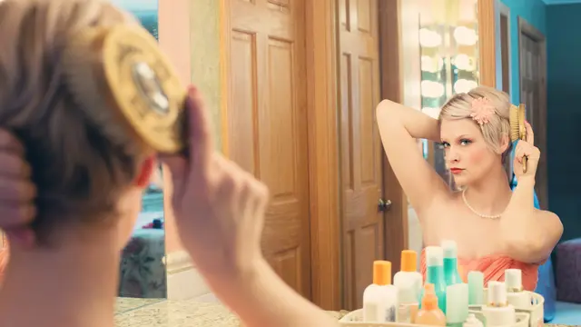 Menyisir rambut membuatnya jadi lebih sehat