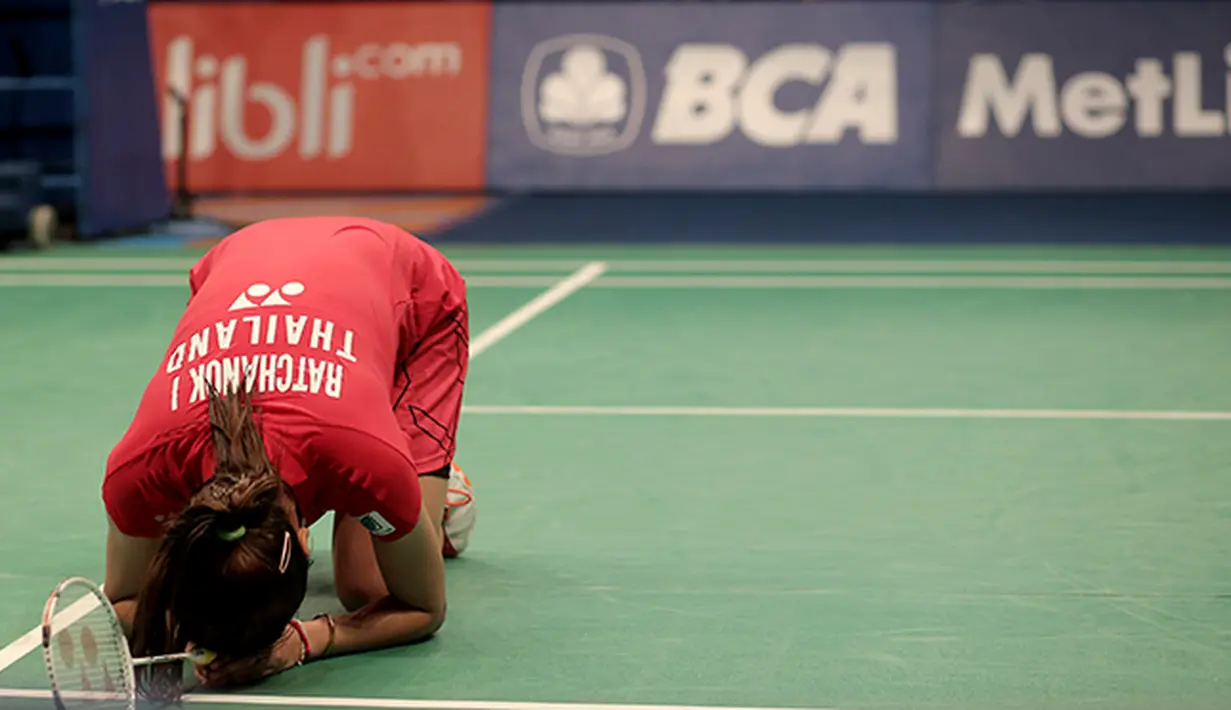 Ratchanok Intanon tunggal puteri asal Thailand menjadi juara setelah mengalahkan Yui Hashimoto dari Jepang di final BCA Indonesia Open Premier Super Series 2015 di Istora Senayan Jakarta. (Bola.com/Peksi Cahyo)