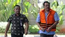 Tersangka Kepala Dinas Pekerjaan Umum (PU) Kabupaten Tulungagung Sutrisno (kanan) tiba di Gedung KPK, Jakarta, Jumat (3/8). Sutrisno dalam waktu dekat akan segara disidangkan. (Merdeka.com/Dwi Narwoko)