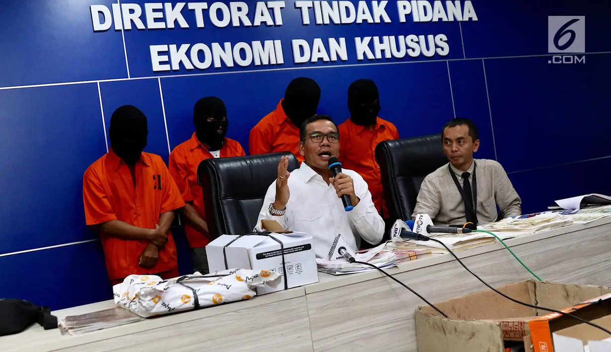 Wakil Direktur Tipideksus Bareskrim Polri Kombes Pol Daniel Tahi Monang Silitonga (kiri) memberikan keterangan kepada awak media terkait jaringan uang palsu, Jakarta, Rabu (18/4). (Liputan6.com/Immanuel Antonius)