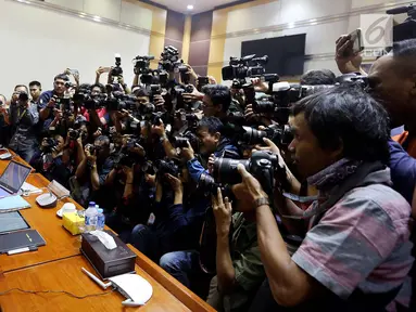 Kepala Staf Angakatan Udara (KSAU) Marsekal Hadi Tjahjanto acungkan jempol usai membacakan visi-misi dalam fit and proper test calon Panglima TNI di ruang Rapat Komisi I, Kompleks Parlemen Senayan, Jakarta, Rabu (6/12). (Liputan6.com/Johan Tallo)