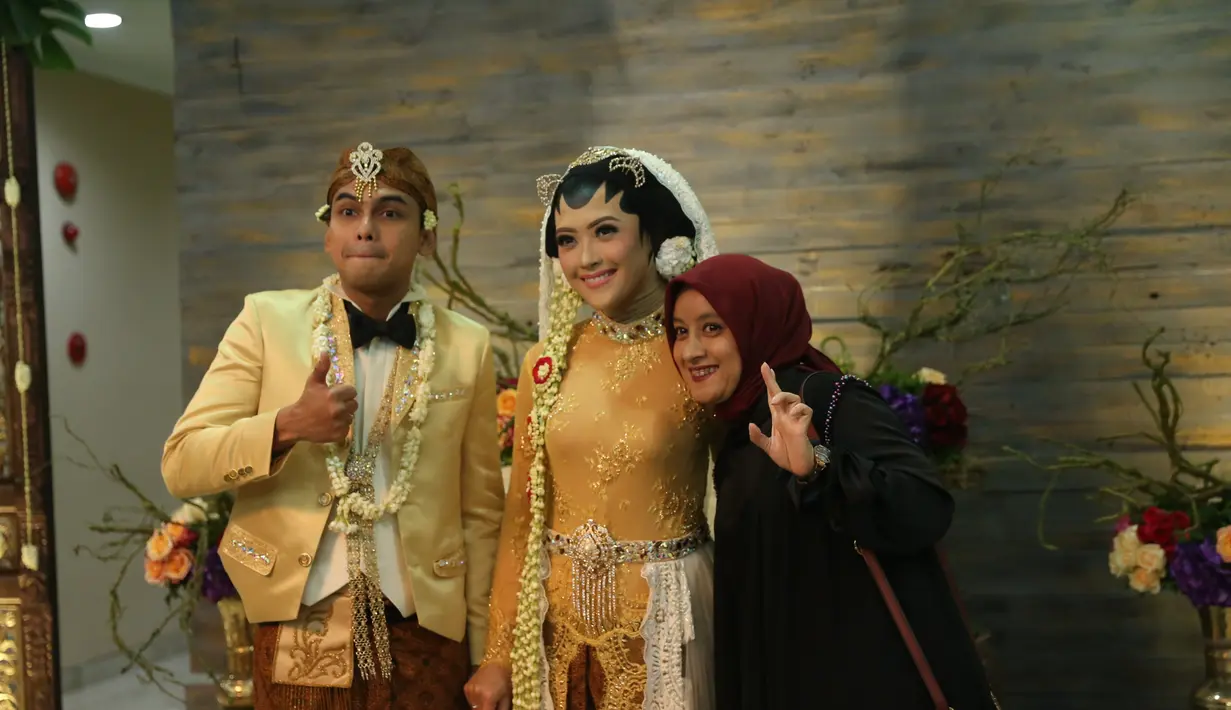 Rona bahagia dari pasangan Ridwan Ghani dan Adhitya Putri. Sekitar pukul 08.20 WIB, prosesi ijab kabul dimulai. Salawat mengiringi kedatang Ridwan dan Adithya menuju ruang prosesi. (Nurwahyunan/Bintang.com)