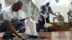 Warga muslim Sleman, Yogyakarta ikut membersihkan Gereja St Lidwina yang rusak setelah diserang pria bersamurai.