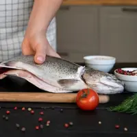 Foto Mengolah ikan (Sumber: freepik.com)