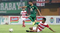 Duel Zulfiandi (Madura United) melawan Manu Jalilov (Persebaya) dalam leg kedua semifinal Piala Presiden 2019 di Stadion Gelora Ratu Pamelingan, Pamekasan, Sabtu (6/4/2019). (Bola.com/Aditya Wany)