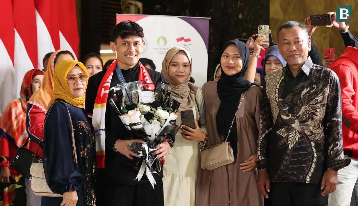 Veddriq Leonardo disambut keluarga tercinta saat mendarat di Bandara Internasional Soekarno-Hatta, Tangerang, Banten, Selasa (13/8/2024) malam WIB. (Bola.com/Abdul Aziz)