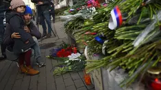 Warga Moskow melihat karangan bunga di luar Kedutaan Besar Prancis di Moskow, Sabtu (14/11/2015) . Karangan bunga tersebut untuk menghormati para korban serangan mematikan di Paris. (AFP Photo/Dmitry Serebryakovi)