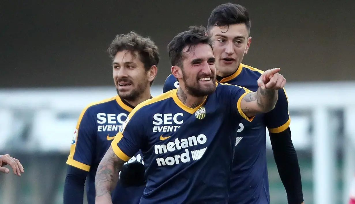 Pemain Verona, Antonio Caracciolo merayakan golnya ke gawang SC Milan pada lanjutan Serie A Italia di Bentegodi stadium, Verona, (17/12/2017). MIlan kalah 0-3.  (Simone Venezia/ANSA via AP)