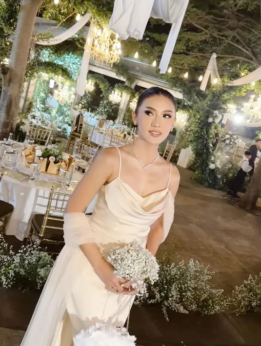 Anissa Aziza memilih spaghetti strap dress dengan detail drapery di panel bagian depan.  [@merdioctav/@anissaaziza]