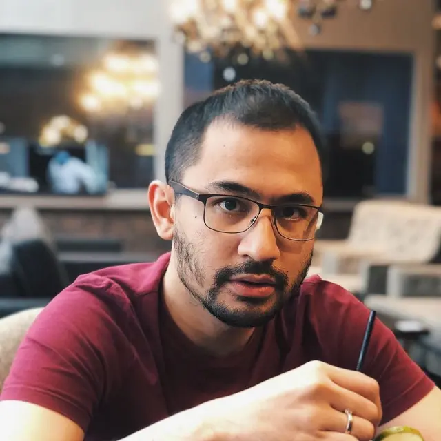 6 Potret Terbaru Ade Surya Akbar, Mantan Artis Cilik yang Kini Sudah Menikah
